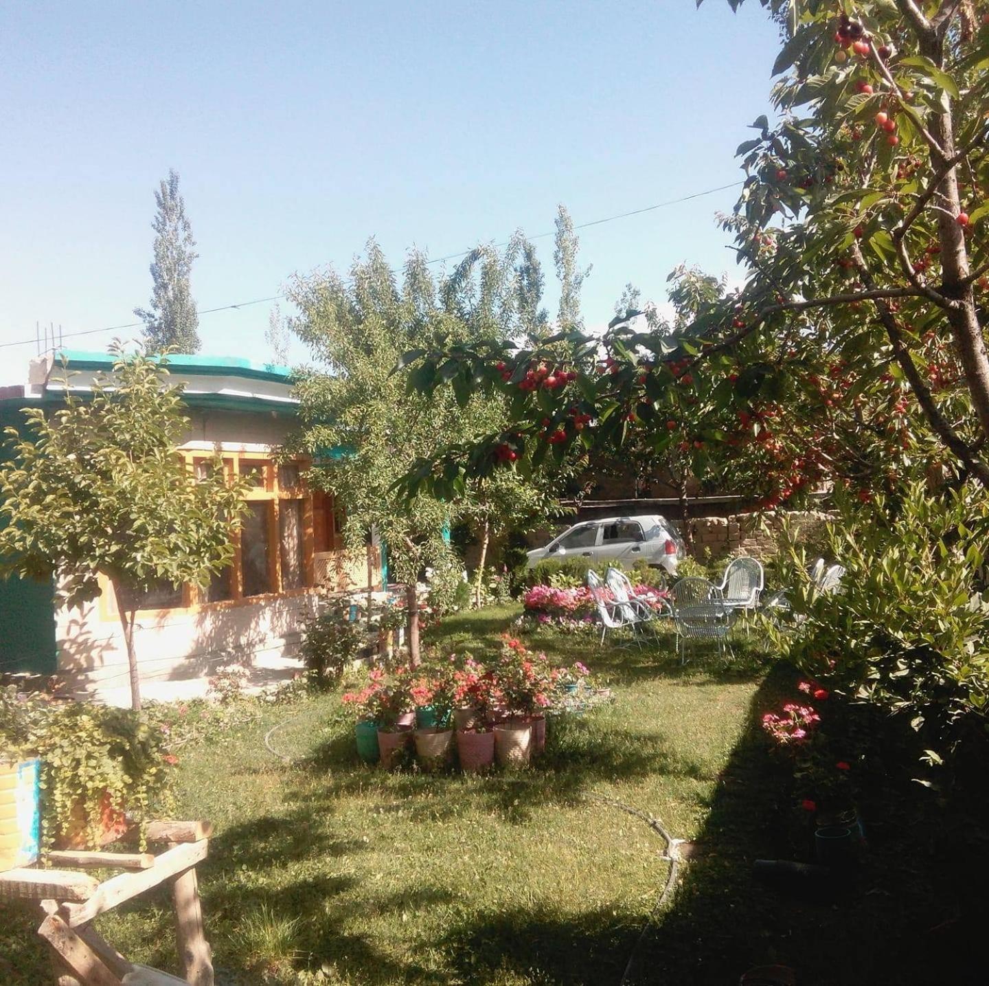 Ilyasin Guest House Skardu Exterior photo